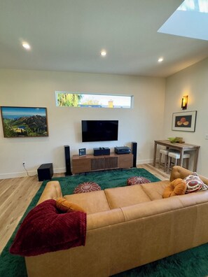 Smart TV, stereo - The Loft Downtown (Salem)