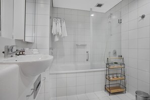 Hair dryer, towels, soap, shampoo - Luxurious Apt Heart of Takapuna Gym Tennis (Auckland)