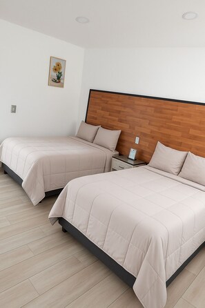 Desk, laptop workspace, free WiFi, bed sheets - Hotel y Centro de Negocios Yoel (Atlacomulco)