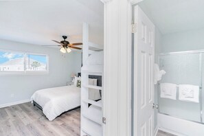 2 bedrooms, iron/ironing board, WiFi, bed sheets - Perdido Key Private Getaway Near Pensacola Beach! (Pensacola)