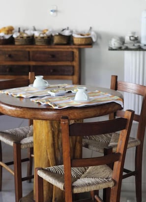 Free daily buffet breakfast  - CASA DO LEÃO POUSADA (Arraial do Cabo)