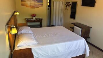 Quarto casal conforto, 1 quarto, vista para a colina | Cortinas blackout, ferros/tábuas de passar roupa, Wi-Fi de cortesia