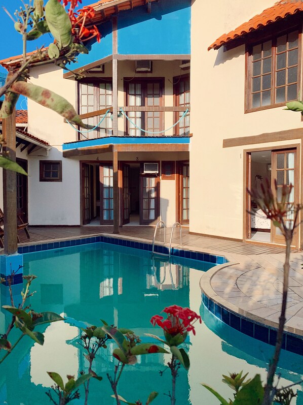 Una piscina al aire libre