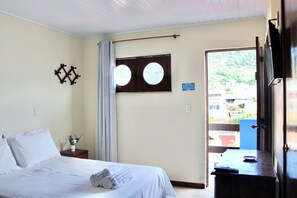 Familierom, utsikt mot høyde | Blendingsgardiner, strykejern/-brett og wi-fi (inkludert)