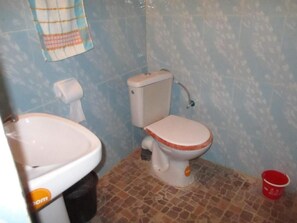 Shower, towels, soap, shampoo - dar awlim (Imilmaiss)
