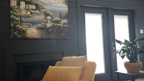 A room with a bed, a painting, a window, and a plant. - Luxury Lane: Pet & Family Haven Near ASU & GF Base - Stock Show 7 mi - No Stairs (San Angelo)