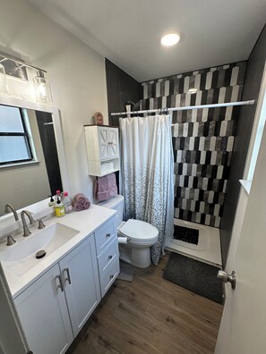 Douche, sèche-cheveux, serviettes fournies, savon