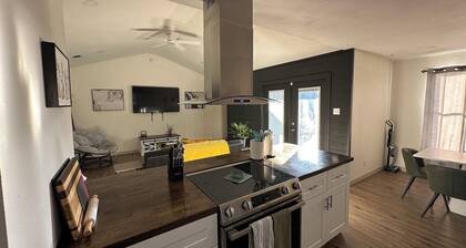 Luxury Lane: Pet & Family Haven Near ASU & GF Base - Stock Show 7 mi - No Stairs