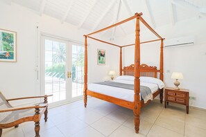 4 bedrooms, iron/ironing board, WiFi, bed sheets - Magnificent waterfront Villa Rivage in Baie Nettle (Saint Martin)