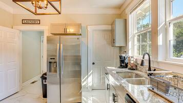 Coffee/tea maker, fridge, microwave, stovetop