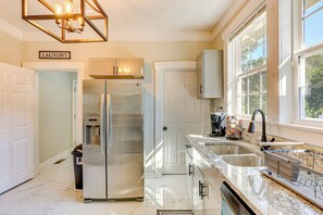 Réfrigérateur, micro-ondes, plaque de cuisson, lave-vaisselle