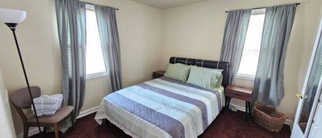 1 slaapkamer, een strijkplank/strijkijzer, wifi, beddengoed