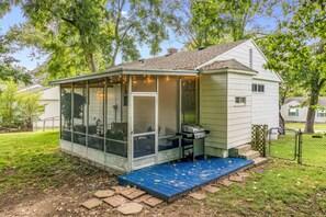 Terrace/patio - 4BR with Garage Near Netherlands Base Camp KC (Kansas City)