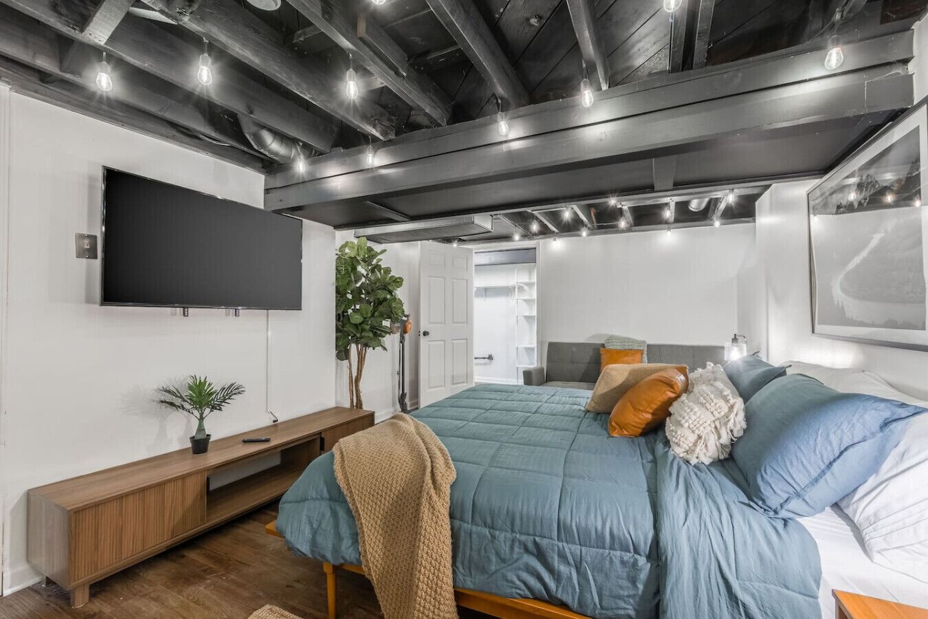 4 bedrooms, desk, iron/ironing board, free WiFi