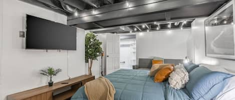 4 bedrooms, desk, iron/ironing board, free WiFi