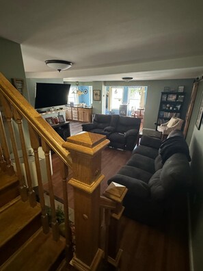 Una televisión, una chimenea