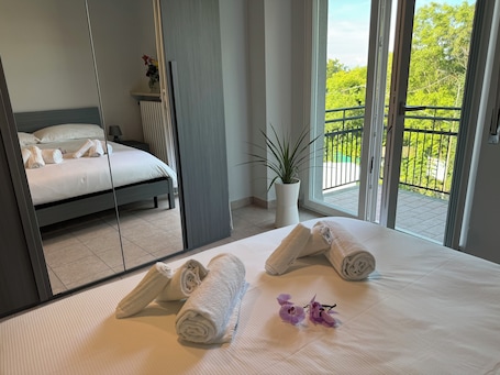 2 bedrooms, free WiFi, bed sheets. Spacious and bright apartment with parking space and high-speed wi-fi