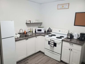 Een koelkast, een microgolfoven, een oven, een kookplaat