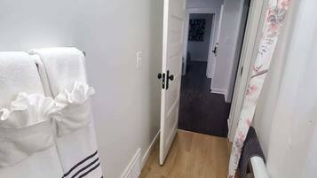 Douche, sĂšche-cheveux, serviettes fournies, savon