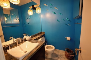 Haartrockner, Bidet, Handtücher, Seife
