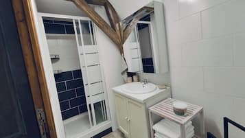 Ducha, toallas, jabón y papel higiénico