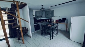 Refrigerador, tetera eléctrica y utensilios de cocina 