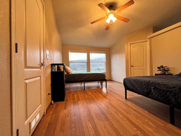 3 bedrooms, desk, free WiFi, bed sheets