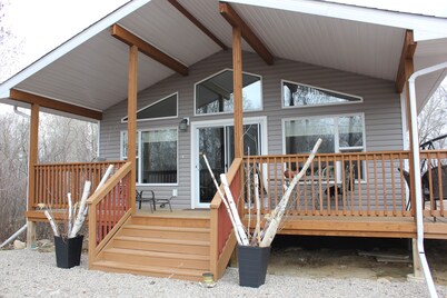 Charming 3-bedroom cottage with WiFi and AC in fabulous Hillside/Victoria Beach