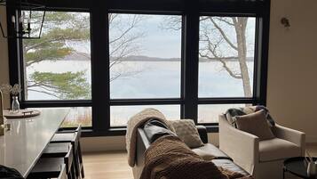 Smart-TV, Kamin, Tischfußball, Bücher