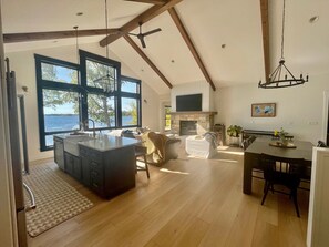 智能電視、壁爐、足球機、書籍