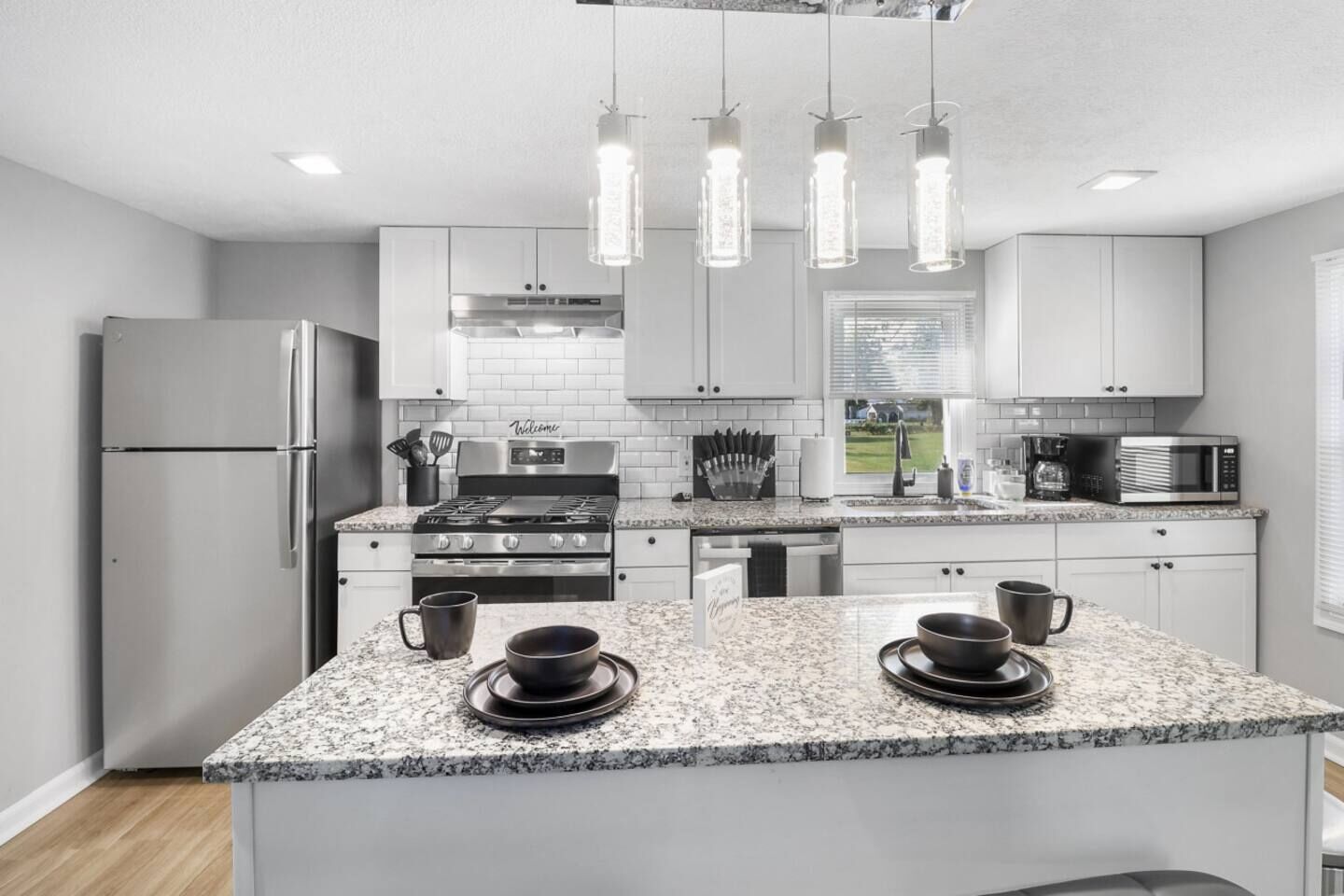 Réfrigérateur, micro-ondes, four, plaque de cuisson