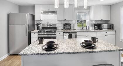 Large 3BR - 5 Min to I-X Center & CLE Airport