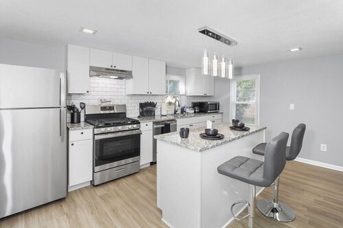 Beautiful Brookpark House: Large home, Huge yard, Self Check-In Haven near IX Center & CLE Airport