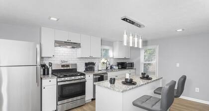 Beautiful Brookpark House: Large home, Huge yard, Self Check-In Haven near IX Center & CLE Airport