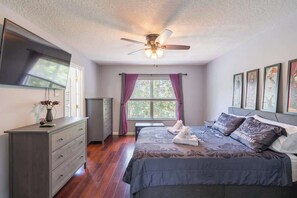 3 slaapkamers, een strijkplank/strijkijzer, reisbedje, gratis wifi