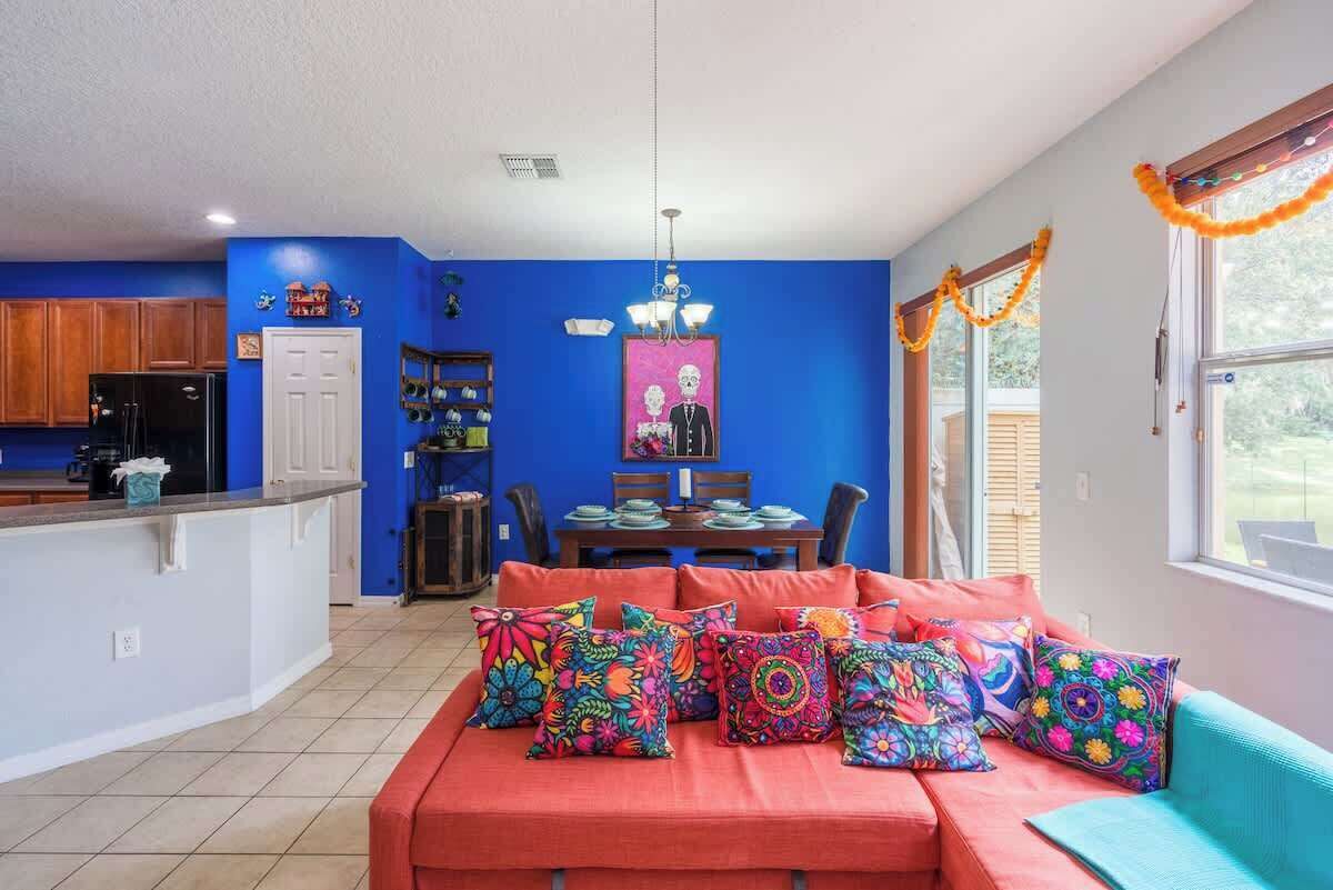 Una Smart TV, libros, un reproductor estéreo