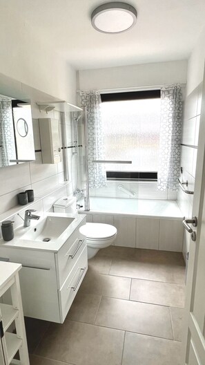 Hair dryer, towels, soap, toilet paper - Sunny side apartment - central, flooded with light, quiet location, carport (Goslar)