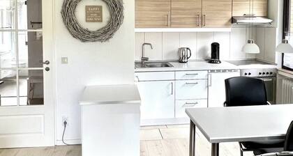 Ferienwohnung Sonnenseite - zentral, lichtdurchflutet, ruhig gelegen, Carport