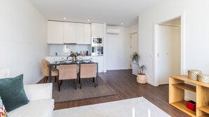 A modern apartment with a dining area, kitchen, and living space. - 2BR Wonder in the City Center by LovelyStay (Porto)