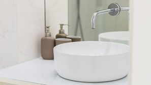 Hair dryer, towels, toilet paper - 2BR Wonder in the City Center by LovelyStay (Porto)