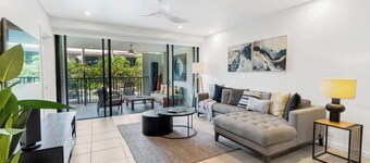 Resort-style Swim Out: A True Tropical Oasis