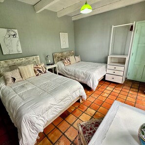 7 bedrooms, WiFi, bed sheets
