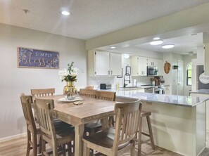 Dining - 3 Min to Strip! Indoor Pool, Hot tub, Sauna, new! (Branson)