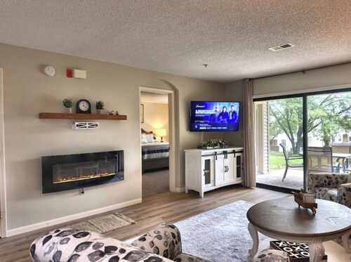 3 Min to Strip! Indoor Pool, Hot tub, Sauna, new!