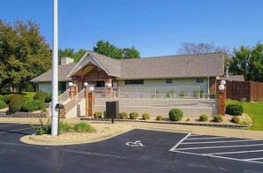 Exterior - 3 Min to Strip! Indoor Pool, Hot tub, Sauna, new! (Branson)