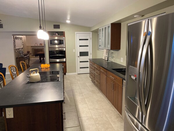 Frigorífico, microondas, horno y placa de cocina