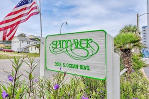 Une enseigne indiquant « Spinnaker » au 3513, boulevard South Ocean.