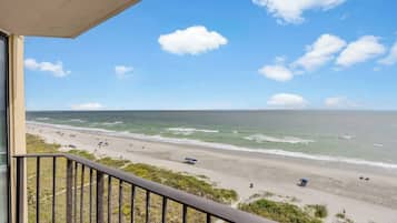 Un balcone con vista sulla spiaggia e sull'oceano.