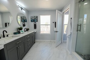 Douche, serviettes fournies, savon, shampoing