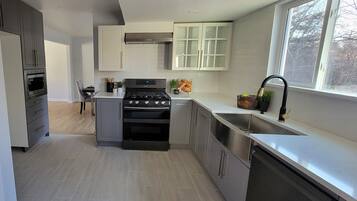 Køleskab, mikrobølgeovn, ovn, kogeplade